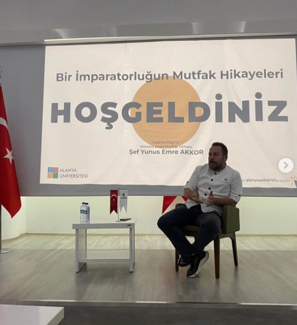Ünlü şef ve mutfak tarihçisi Yunus Emre Akkor Üniversitemizde bir konferans verdi.