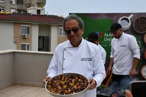 Bölüm hocalarımızdan Prof. Dr. Mehmet Durdu Öner, yeni dünya kebabı yapımını anlattı.