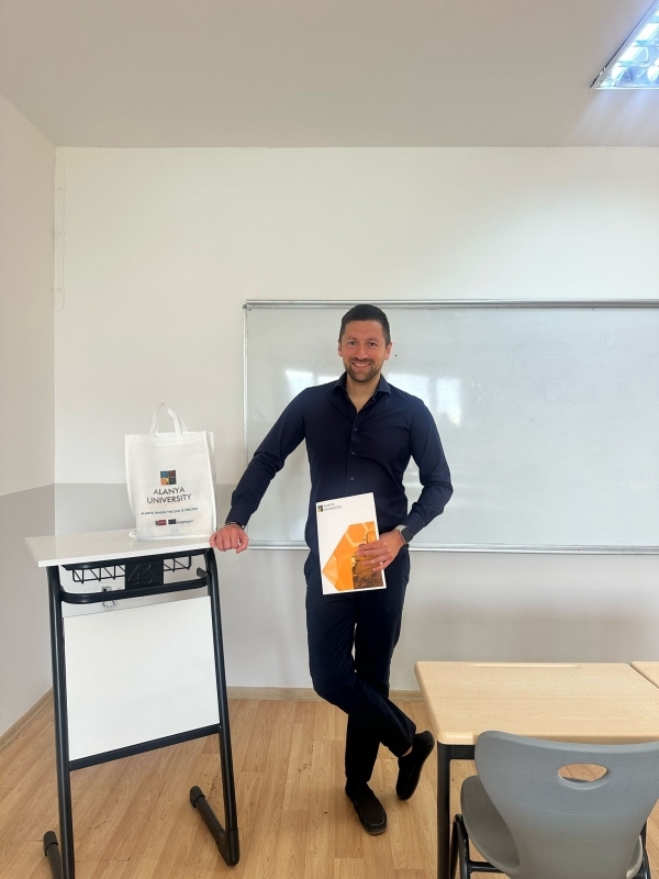 Business Talk Konferans Serimizde Dr. Jędrzej Siciński’yi Ağırladık
