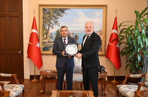Üniversitemiz Rektörü Prof. Dr. Turan Sağer, Antalya Valisi Sayın Hulusi Şahin’i makamında ziyaret etti.