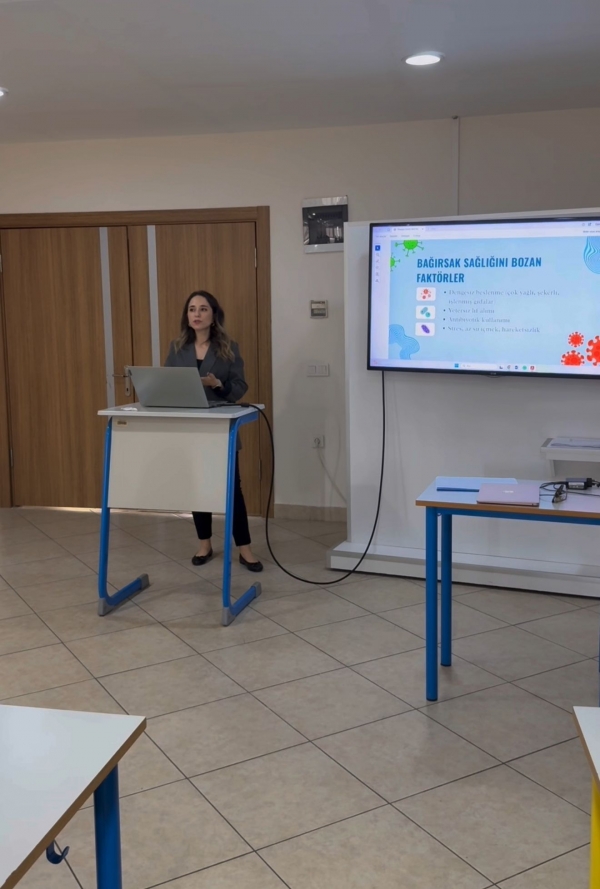 Aşçılık Programı mezun öğrencilerinden olan Uzman Diyetisyen Neslihan Çağlar Beslenme İlkeleri ve Menü Planlama dersine konuk oldu.