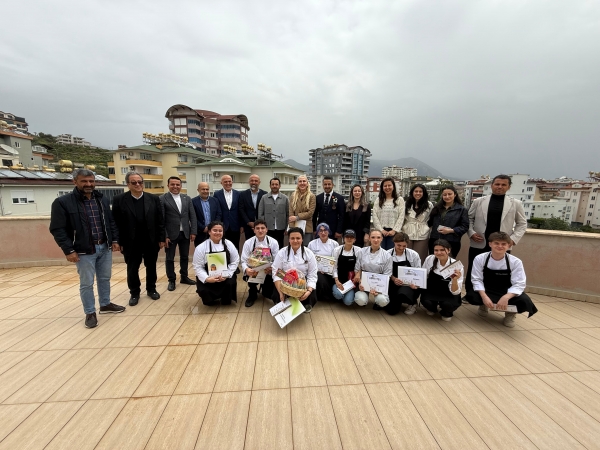 Üniversitemizde Tropik Esintiler: Geleceğin Şefleri Yaratıcılıklarını Yarıştırdı