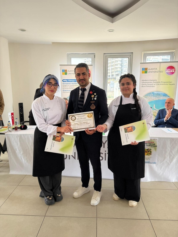 Üniversitemizde Tropik Esintiler: Geleceğin Şefleri Yaratıcılıklarını Yarıştırdı!
