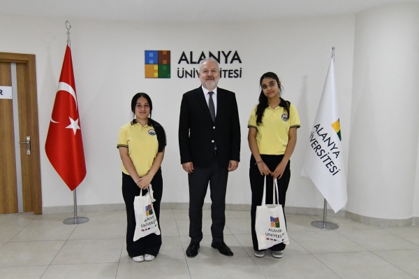 ALANYA ÜNİVERSİTESİ REKTÖRÜ SAĞER, 23 NİSAN’DA ÇOCUKLARLA BİR ARAYA GELDİ