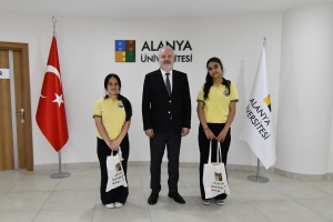 ALANYA ÜNİVERSİTESİ REKTÖRÜ SAĞER, 23 NİSAN’DA ÇOCUKLARLA BİR ARAYA GELDİ