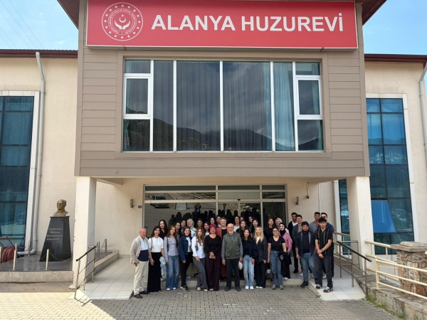Alanya Üniversitesi Hemşirelik Öğrencilerinden Huzurevine Anlamlı Ziyaret