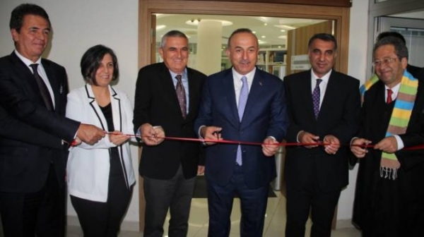 Hayırsever işadamları Kemal ve Tayyar Hacıkura tarafından donatılan Üniversitemiz Tayyar ve Kemal Hacıkura Kütüphanesinin açılışı Dışişleri Bakanımız Sayın Mevlüt Çavuşoğlu’nun katılımı ile gerçekleşti.