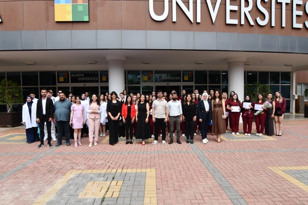 Alanya Üniversitesi Aşçılık Programı öğrencileri için meslek hayatına atılan ilk adımlardan biri olan “Önlük Giyme Töreni” büyük bir heyecan ve gururla gerçekleştirildi.