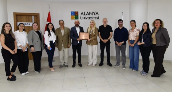 TURAK tarafından Gastronomi ve Mutfak Sanatları Programımıza verilen akreditasyon belgesi, Doç. Dr. Mehmet Kahyaoğlu tarafından Üniversitemize takdim edildi.