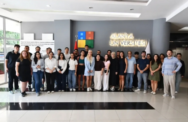 Alanya Üniversitesi Gastronomi ve Mutfak Sanatları Bölümü olarak, 2026–2027 Eğitim-Öğretim Yılı’nda bölümümüze yeni katılan Türkçe ve İngilizce programlarımızın 1. sınıf öğrencileriyle oryantasyon programımızı gerçekleştirdik