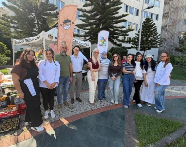 Alanya Üniversitesi Öğrenci Toplulukları Tanıtım Günleri kapsamında, Gastronomi ve Mutfak Sanatları Bölümümüz bünyesindeki Genç Şefler Topluluğu standını açtı.