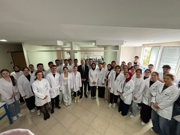 Hemşirelik Öğrencileri Temel Hemşirelik Becerilerini Laboratuvar Ortamında Uyguladı