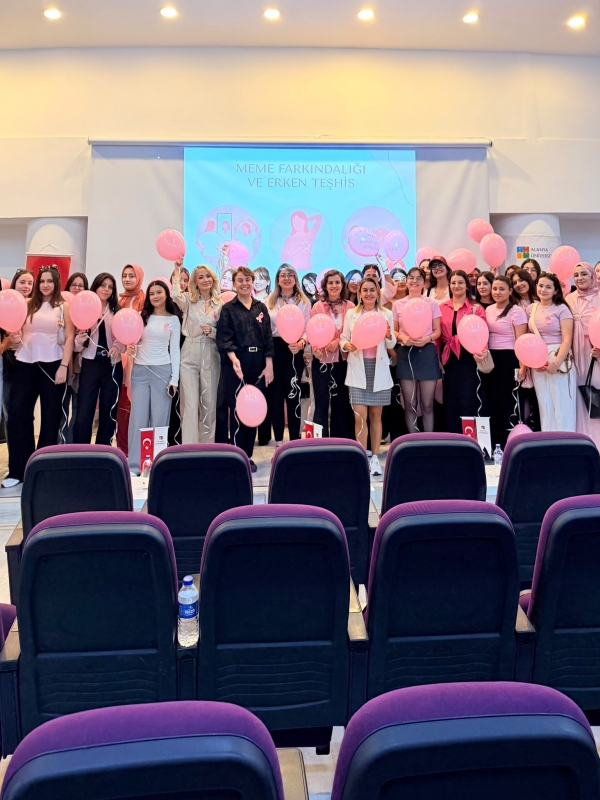 Alanya Üniversitesi Ebelik Bölümünden Anlamlı Meme Kanseri Farkındalık Etkinliği