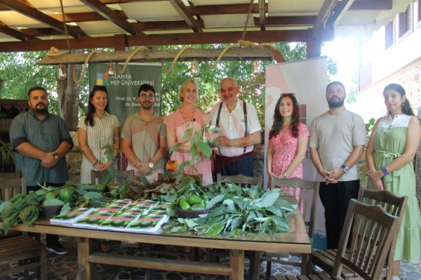 Alanya Avokadosu’nun kitabı çıktı. Alanya Hamdullah Emin Paşa (HEP) Üniversitesi’nin desteği ile basılan Avokado kitabının lansmanı bugün yoğun katılımla gerçekleştirildi.