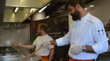 Masterchef 'in geçen sezon yarışmacıları Tahsin KÜÇÜK ve Araz AKNAM Aşçılık Programı ve Gastronomi ve Mutfak Sanatları Bölümü öğrencilerini ziyaret etti.