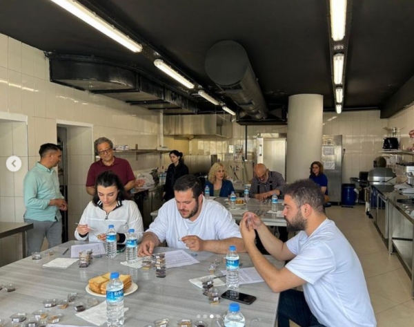 Gastronomi ve Mutfak Sanatları yüksek lisans programında Prof.Dr. Mehmet Durdu Öner Hocamızın danışmanlığını yaptığı sürülebilir keçiboynuzu pekmezi üretimi tezinin duyusal analizi pastane mutfağında gerçekleştirildi.