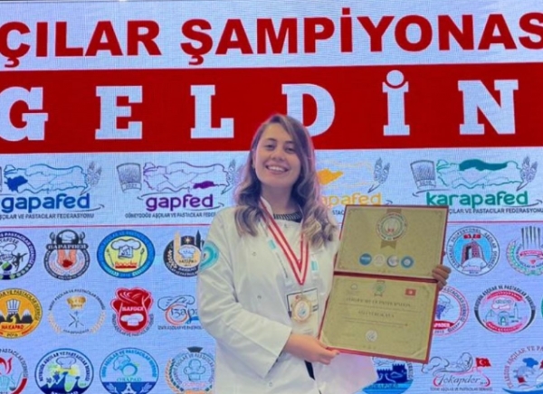 Araştırma Görevlisi Aslı Yerlikaya, Dünya Aşçılar Şampiyonası’nda Türk bayrağını dalgalandırarak birincilik kupasını kazanan ekibin bir parçası olarak hem ülkemizi hem de üniversitemizi temsil etti.