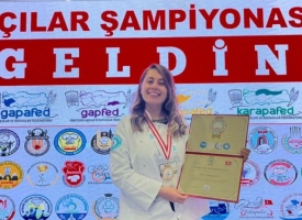 Araştırma Görevlisi Aslı Yerlikaya, Dünya Aşçılar Şampiyonası’nda Türk bayrağını dalgalandırarak birincilik kupasını kazanan ekibin bir parçası olarak hem ülkemizi hem de üniversitemizi temsil etti.