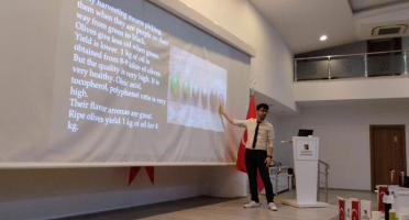 Öğr. Gör. Erdi Eren Sektörel Seminerler dersi kapsamında "Zeytinyağı" konulu bir seminer verdi.