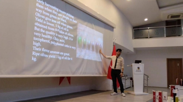 Öğr. Gör. Erdi Eren Sektörel Seminerler dersi kapsamında "Zeytinyağı" konulu bir seminer verdi.